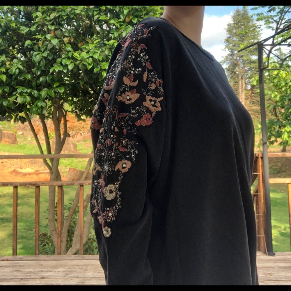 LIKE NEW FREE PEOPLE SWEATER